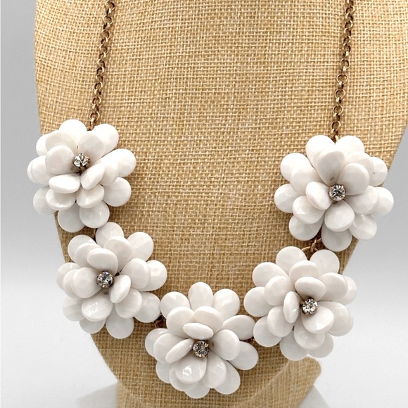 J. Crew Vintage White Flower & Rhinestone Crystal Gold Statement Necklace Rare - Picture 5 of 14